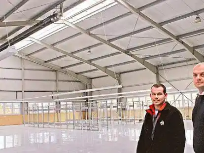 Blick in die neue Produktionshalle der Firma Urban: Gesch&auml;ftsf&uuml;hrer Thomas Sprock (rechts) und Metallbaumeister Henning Scholz (links) freuen sich auf den Startschuss zum Einr&auml;umen.