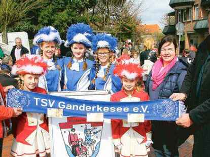 Kleine Spende f&uuml;r den n&auml;rrischen Nachwuchs: Raphael Riekers (rechts) vom TSV Ganderkesee &uuml;berreichte 150 Euro an Uwe Saalfeld (links) und Konstanze Kublank (2. von rechts)    vom F&ouml;rderverein des Kinderfaschings