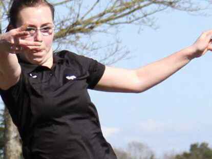 Kyra Gr&ouml;ne aus Halsbek beim Wurf