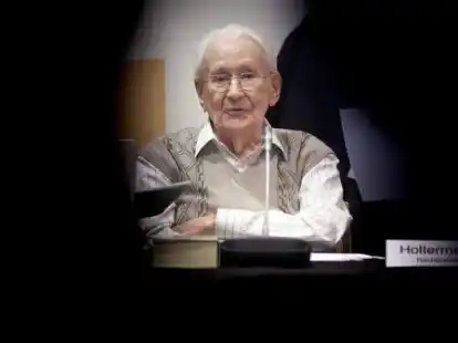 Der Angeklagte Oskar Gr&ouml;ning im Gerichtssaal in L&uuml;neburg. 70 Jahre nach Ende der Nazi-Diktatur steht der fr&uuml;here SS-Mann Oskar Gr&ouml;ning vor Gericht.