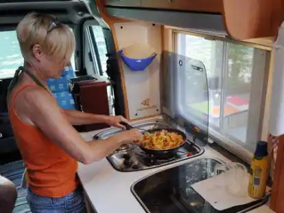Wohnwagen haben in der Regel einen K&uuml;chenblock - ob man darauf auch wirklich Speisen kochen m&ouml;chte, ist Geschmackssache. Der Kochgeruch bleibt oft lange h&auml;ngen.