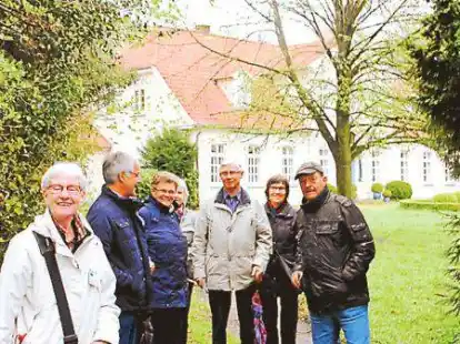 F&uuml;hrung zum Alten Amtshaus in Falkenburg: G&auml;stef&uuml;hrerin Lisa Dirks (links) mit ihrer Gruppe.