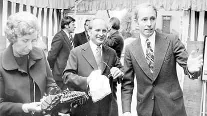 <p>        Festlicher Tag: Der Verleger und damalige NWZ  -Gesch&auml;ftsf&uuml;hrer Reinhard K&ouml;ser (rechts) begr&uuml;&szlig;te am 3. Mai 1975 den fr&uuml;heren Ministerpr&auml;sidenten Alfred Kubel und seine Gattin zur Einweihung des Pressehauses.       </p>