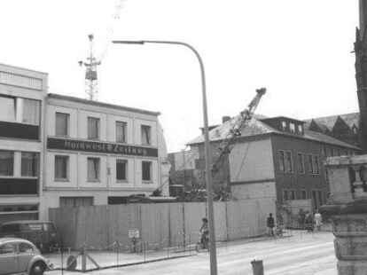Beginn der Neubauarbeiten: Im Herbst 1972 rissen Bagger die Mauern des Altbaus ein.