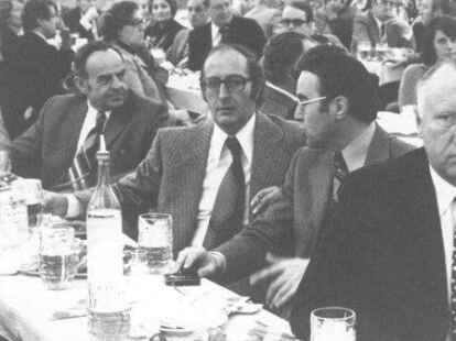 In einem Festzelt auf dem Parkplatz an der Peterstra&szlig;e gegen&uuml;ber des Verlagsgeb&auml;udes  feierten 400 G&auml;ste die Er&ouml;ffnung des Neubaus. Rechts vorn: der damalige Vorsitzende des CDU-Landesverbandes, Gerhard Glup.