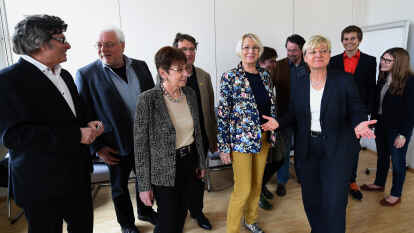 Frauke Heiligenstadt (3.v.r., SPD) bei  Gespr&auml;chen mit Vertreterinnen und Vertretern des Nieders&auml;chsischen Philologenverbandes, der Gewerkschaft Erziehung und Wissenschaft (GEW), des Verbandes Bildung und Erziehung (VBE), des Landeselternrates und des Landessch&uuml;lerrates zusammen. Ziel des Treffens ist die Verbesserung der Bedingungen bei der Durchf&uuml;hrung von Klassenfahrten.