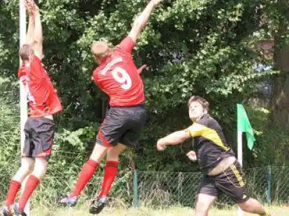 <p>Hauke Freese (rechts) peilt mit dem BV Reitland die erfolgreiche Titelverteidigung in der Landesliga an. </p>