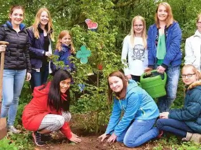 Den Baum mit W&uuml;nschen geschm&uuml;ckt: Die Gruppenleiterinnen Isabell Fiorito (links), Ann-Kathrin von der Ecken (2. von links) und Pia Becker (2. von rechts) mit Teilnehmerinnen der Pflanz-Aktion auf dem Burgberg.
