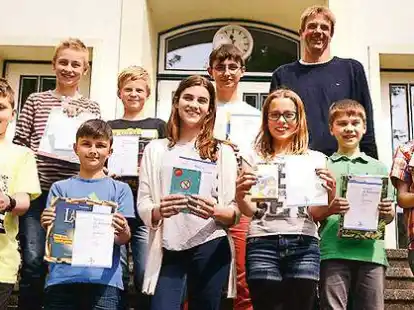 <p>Zeigen ihre Preise: Sch&uuml;ler des Willms-Gymnasiums haben am K&auml;nguru-Wettbewerb teilgenommen.</p>