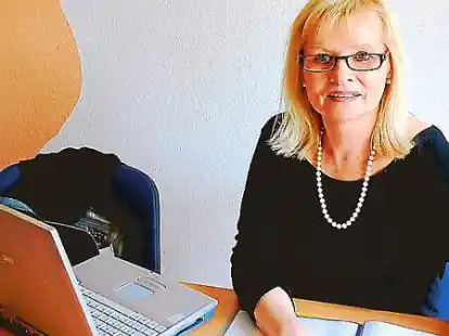 Beim Blick in die Sterne hilft Astrologin Ruth Bauer-Wolf mitunter auch der Laptop.