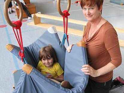 Selbstgebaute Schaukel: Kerstin Pecht spielt mit Lenja, 5 Jahre alt, &bdquo;Postbote