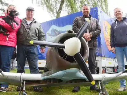 Ein Treffen  im Zeichen  des Modellflugzeugs: (von links)  die Bayern  Uschi und Karl-Heinz Wender  sowie der Vorsitzende des gastgebenden Modellflugclubs Thomas Plate und Kassenwartin Heidi Dutsch-Dreier.