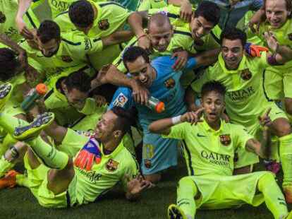 Gro&szlig;er Jubel: Die Spieler des FC Barcelona feiern die spanische Meisterschaft.