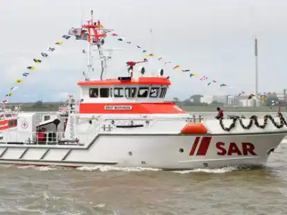 Der neue Seenotrettungskreuzer &bdquo;Ernst Meier-Hedde&ldquo; f&uuml;hrt  nach seiner Taufe die Schiffsparade auf der Weser vor Bremerhaven an. Mit der Parade und der Taufe hat die (DGzRS) die Feierlichkeiten zu ihrem 150. Geburtstag fortgesetzt.