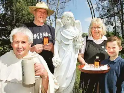 &bdquo;Freuen sich auf Klosterfest-G&auml;ste: Gerd Logemann, Imker G&ouml;tz Neuber, Gaby Logemann und Enkel Jan-Niklas Stolle. Neuber serviert &bdquo;den b&ouml;sen Gerd&ldquo;, einen Lik&ouml;r.