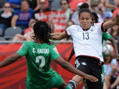 Erzielte zum WM-Auftakt gleich drei Treffer: Celia Sasic (rechts)