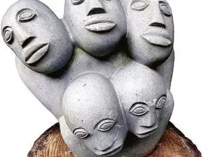 K&ouml;pfe aus Serpentinitgestein: Merkmal der  Shona-Kunst aus Zimbabwe ist ein Wechsel von glatt und rau gestalteten Fl&auml;chen.