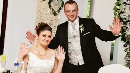 H&auml;nde hoch: Bei der Hochzeit von Irina und Viktor Rybin sorgte am vorigen Sonnabend der gespielte  Einsatz eines Spezialkommandos f&uuml;r Verwirrung und zog einen gr&ouml;&szlig;eren Polizeieinsatz nach sich.