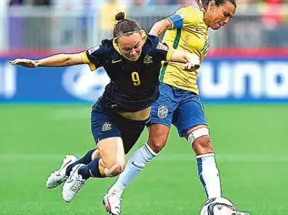 <p>Kampfstarker Au&szlig;enseiter: Die Australierin  Caitlin Foord (links) attackiert Brasiliens Superstar Marta. </p>