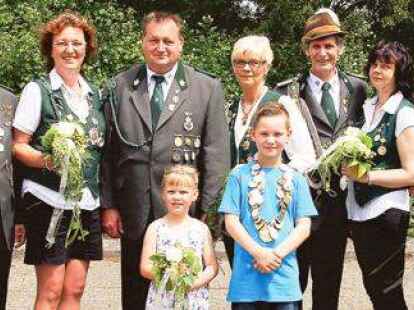 Das neue K&ouml;nigshaus des Kleinkaliber-Sch&uuml;tzenvereins Bar&szlig;elermoor: Es regiert K&ouml;nigin Elisabeth Meyer (3. von links) mit Prinzgemahl Wilhelm Brand-Sassen (4. von links).