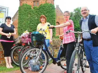 Tanja H&uuml;bner, Petra Winkler, Sandra Witte und Bernd Messing (von links) genossen  die &bdquo;Konzert-Reise mal anders&ldquo;. Sie f&uuml;hrte zum elften Mal durch die Gemeinde Berne.
