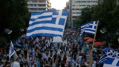 Gegner der Sparma&szlig;nahmen feiern bereits nach ersten Ausz&auml;hlungen den vermeintlichen Sieg beim Referendum.