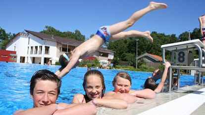 Nach der Schule gleich ins Freibad: Henk (von links), Kyra und Leoni genie&szlig;en den herrlichen Sommertag im Ganderkeseer Freibad.