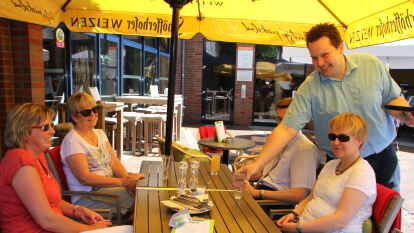 Die G&auml;ste sitzen gerne wieder drau&szlig;en: Tobias Porten serviert im Bistro-Restaurant &bdquo;Gustav&ldquo; in Ganderkesee.