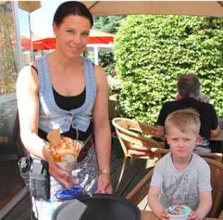 Serviert wieder Eis statt Pizza: Katja Blume hat im &bdquo;Paulini&ldquo; auch f&uuml;r Noah (5) das Richtige auf der Speisekarte.