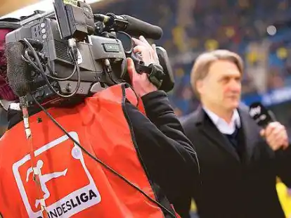 Ein TV-Kameramann filmt den HSV-Vorstandsvorsitzenden Dietmar Beiersdorfer in einem Interview vor dem Bundesligaspiel Hamburger SV - Borussia Dortmund.