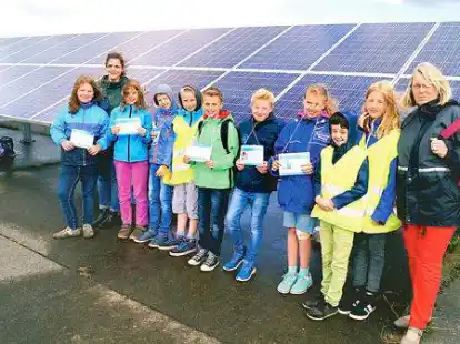 Ein Teil der Klasse 4 b der Grundschule Achtermeer mit den Lehramtsstudentin Sarah Hoffmeister (links) und Lehrerin Ingeburg Plaspohl (rechts).