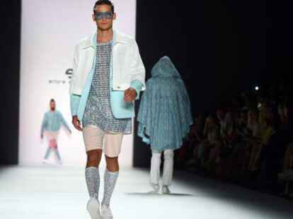 Str&uuml;mpfe in Schuhen &ndash; hier an den Beinen eines Models des Labels Emre Erdemoglu: Das wird im Sommer 2016 Trend sein.