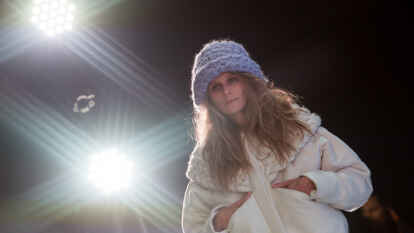 Flechtwerk als Trend: Ein Model zeigt eine Kreation von Studierenden bei der Modenschau der Hochschule f&uuml;r Technik und Wirtschaft (HTW) Berlin.