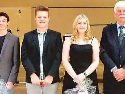 <p>F&uuml;r ihre hervorragenden Leistungen wurden (von links) Cedric Dalchau, Dominic Meurer, Bj&ouml;rn Bley und Kim Esterhaus durch den stellvertretenden B&uuml;rgermeister Dr. Hans Fittje und Schulleiterin Jutta Klages geehrt.</p>