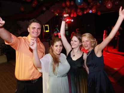 von l. n. r. Alexander Alexandrow (28), Heba Awada (24), Miriam Hersina (22), Sarah Teilsiefje (27)