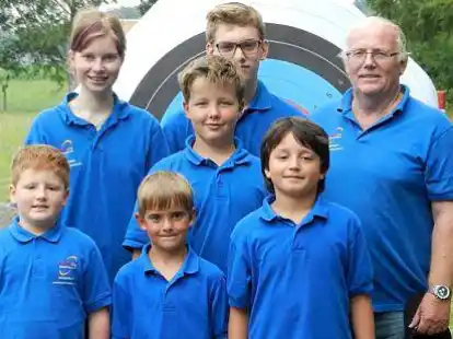 Trainer Peter Berndt freute sich zusammen mit den Seefelder Nachwuchs-Sch&uuml;tzen   &uuml;ber tolle Ergebnisse.