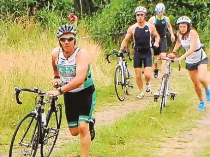 Zeigte bei seinem ersten Triathlon eine ansprechende Leistung: Peter Detjen (vorn) vom Edewechter SV