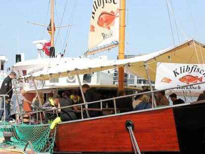 Essen auf dem Wasser: Schwimmendes Fischrestaurant Klibfisch liegt im Neuen Hafen vor der MS Geestem&uuml;nde