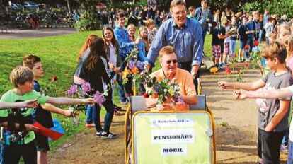 Mit dem Pension&auml;rsmobil zur Schule: Stephan Piper wurde am letzten Tag als Rektor der Waldschule  von  Hans-Gerd Cordes in einer Rikscha zur Schule gefahren. Alle Sch&uuml;ler standen Spalier und schenkten Blumen zum Abschied.