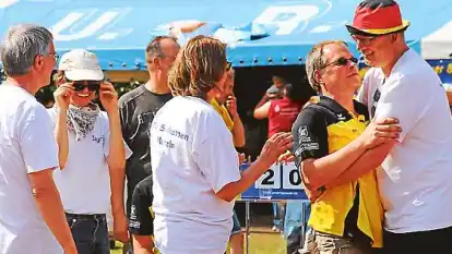 Freude &uuml;ber das Erreichen des Viertelfinales: Der TV Sandhatten schlug im Stechen das Team Hinte 2.