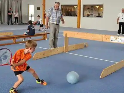 <p>Und jetzt mit Schwung: Bei den Stadtmeisterschafen im Low-T-Ball, einem Ableger des Tennissports, k&auml;mpften die Braker Grundsch&uuml;ler jetzt um den Sieg. </p>