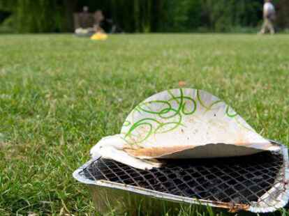 Einweggrills hinterlassen oft unsch&ouml;ne Brandl&ouml;cher im Gras.