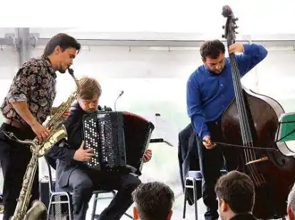 Mit seinem  virtuosen Spiel begeisterte das Trio Laccasax (von links) mit Andrej Lakisov, Timofey Sattarov  und Igor Prokopets das Publikum im Zelt bei der Vareler Schleuse.