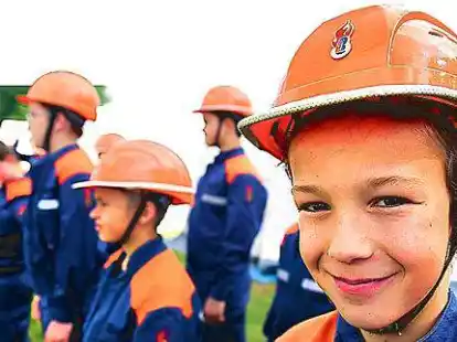 Vincent, Mitglied der Jugendfeuerwehr, im Zeltlager am Werdersee in Bremen vor einem Gemeinschaftszelt