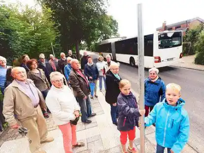 Hier soll eine neue Haltestelle hin: Anlieger der Max-Beckmann-Stra&szlig;e versammeln sich am geplanten Einstieg B f&uuml;r die Linie 321.