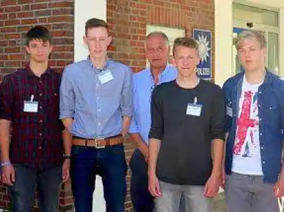 von links: Inspektionsleiter J&ouml;rn Stilke, Kathrin Lange, Jannik Ulkowski, Jendrik Lenz, Kriminalhauptkommissar Thomas Hisgen, Michel L&ouml;venich, Luca Denker, Kathrin Pfeiffer, Polizeioberrat Carsten Hoffmeyer