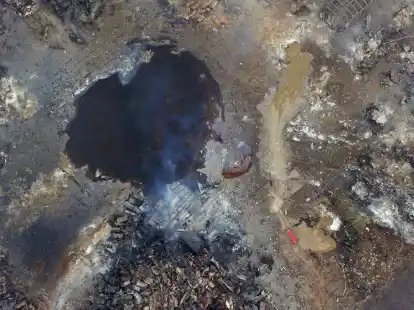 Ein riesiger Karter zeugt in der chinesischen Hafenstadt Tianjin vom Ausma&szlig; der Explosionen.