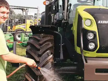 Putzte die ausgestellten Trecker fein heraus: Jannik Pauer von der Landmaschinen-Firma Hermann Meyer.