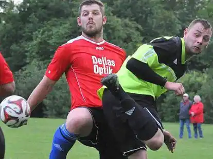 Gro&szlig;enmeers Fu&szlig;baller (in Gelb) peilen gegen  Ofenerdiek  ein Erfolgserlebnis an. Das Duell in der Relegation hatten sie 1:2 verloren.