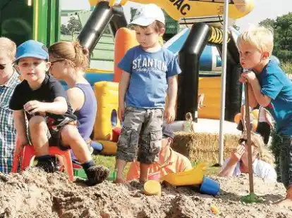 Buddeln auf dem Sandberg: F&uuml;r die Kinder gibt es auf dem riesigen Spielplatz der Landtage viel zu entdecken.